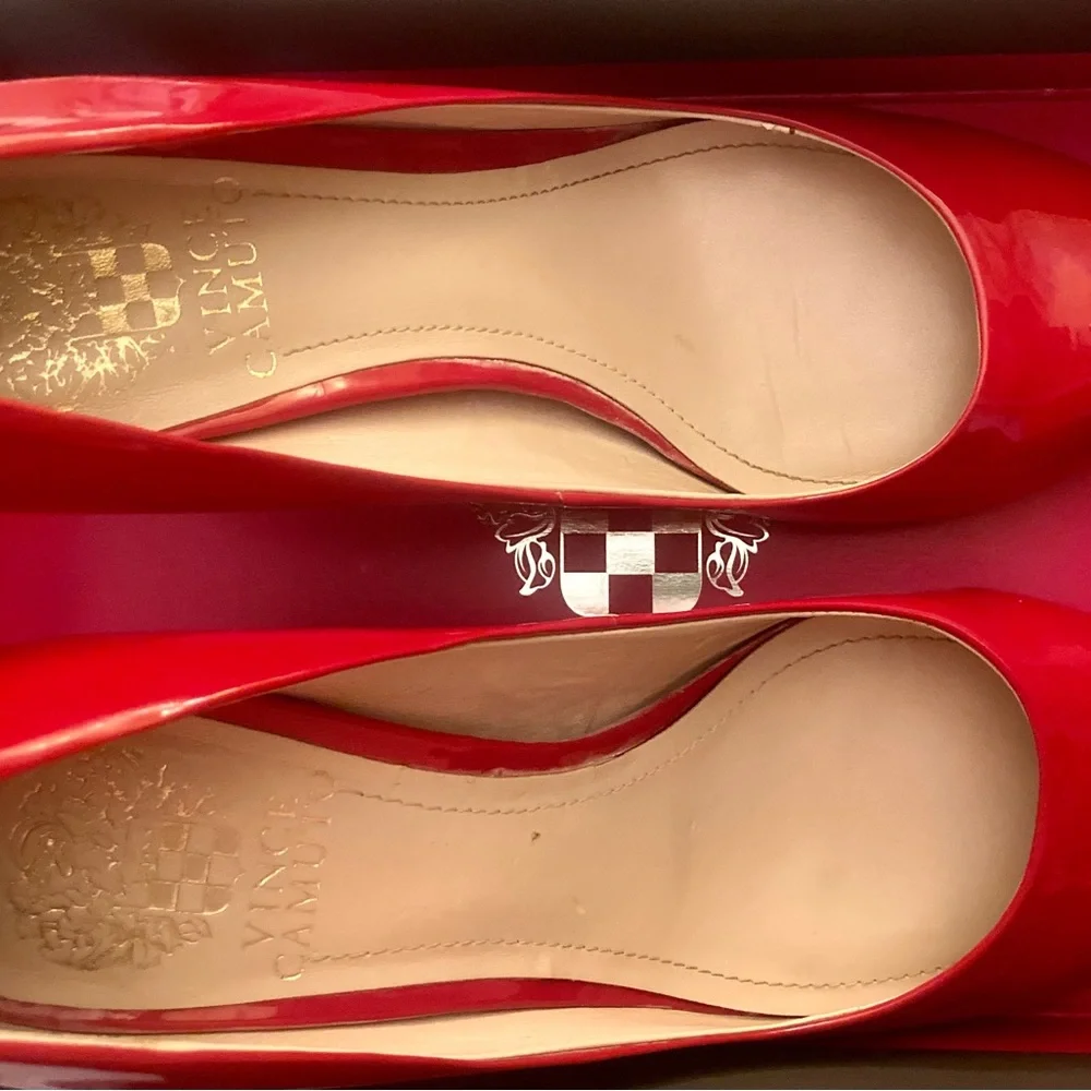 Sariah Tango Red Soft Cow Patent Vince Camuto Pumps. - Picture 2 of 4